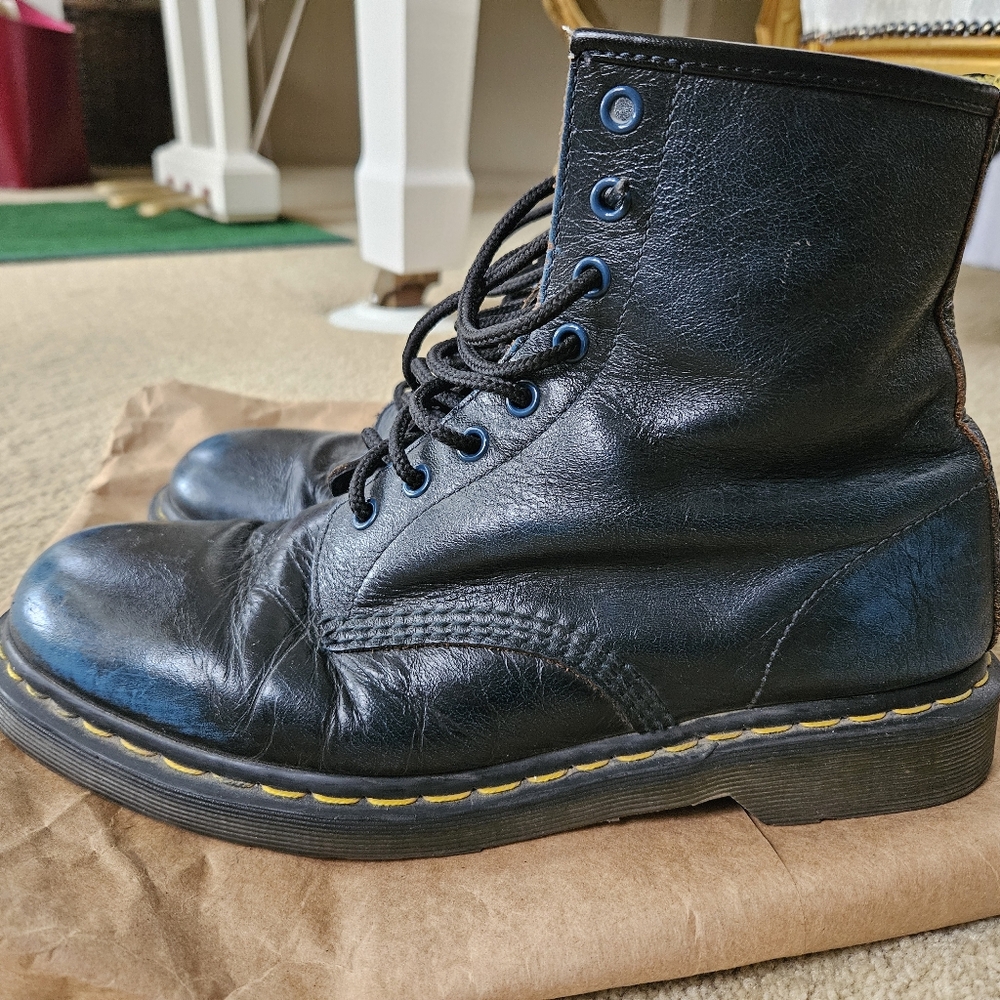 Dr. Martens Unisex Airwair Leather Lace Up Boots - Picture 2 of 10